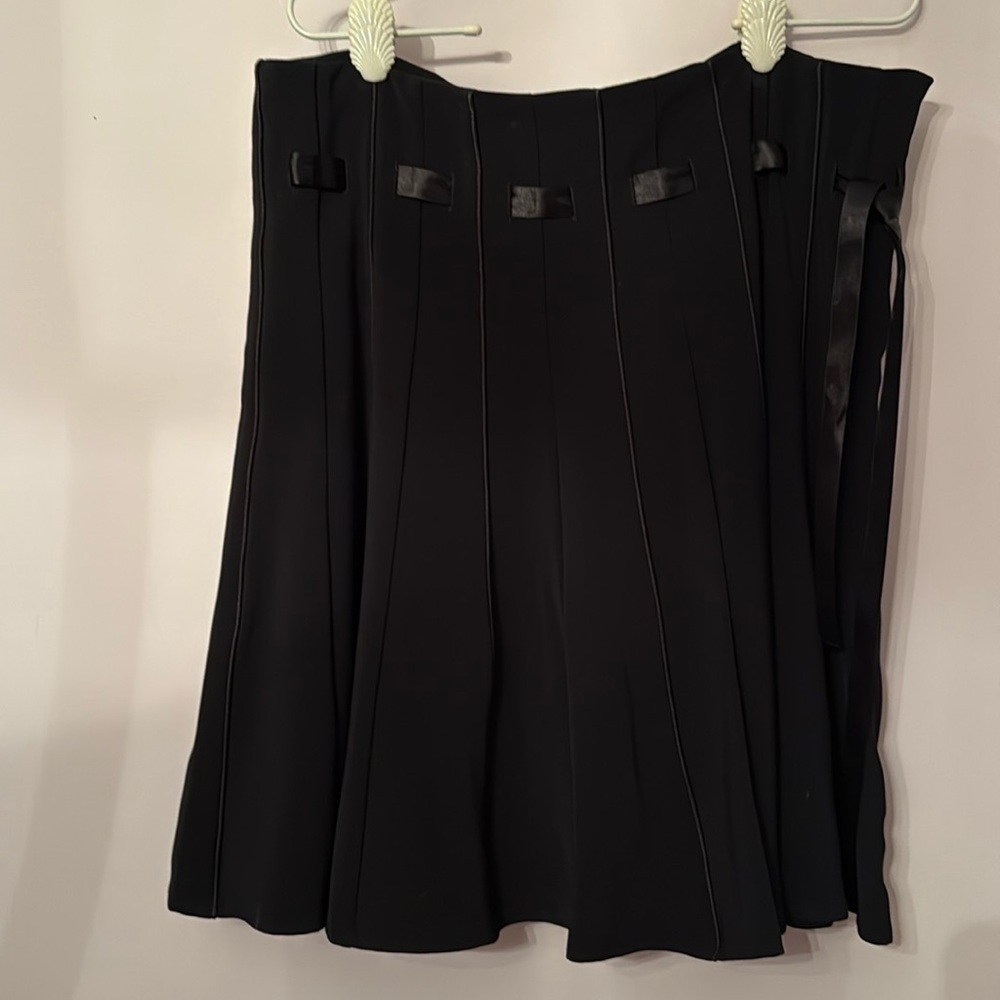 Elegant Black Pleated Skirt - new condition size 12 ❤️